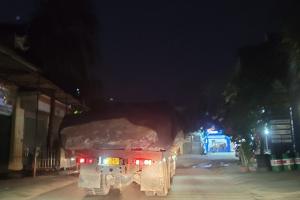 Xe Howo chở đá cồng kềnh vượt chốt CSGT Thanh Hóa trong đêm