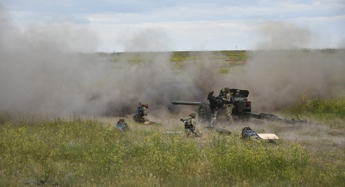 Thủy quân lục chiến Ukraine sử dụng pháo bắn tỉa san phẳng kho vũ khí Nga