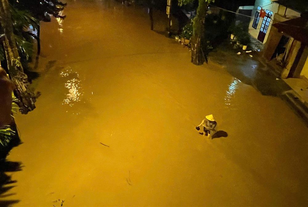 Thành phố Yên Bái nước dâng liên tục, người dân chạy lũ trong đêm