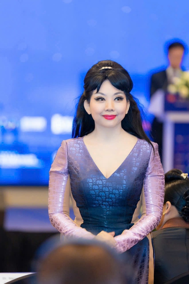 Áo dài NTK Quỳnh Paris xuất hiện trong chương trình Mùa xuân thống nhất